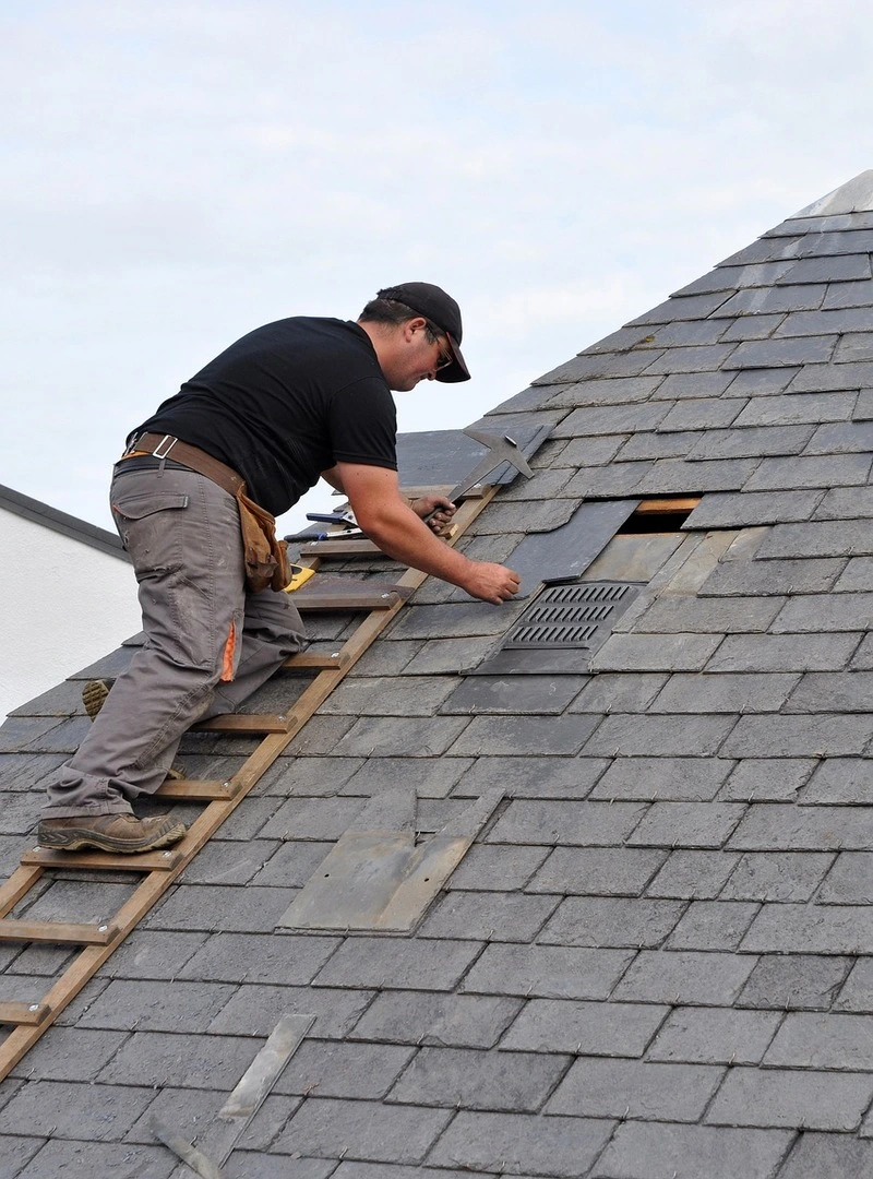 Rénovation de toiture, couverture en ardoise